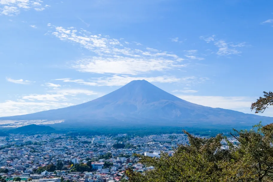 富士山と富士吉田の街並み